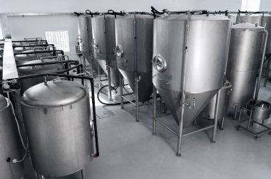 Bira fermantasyon tankları olan modern bir bira fabrikasının içinde.