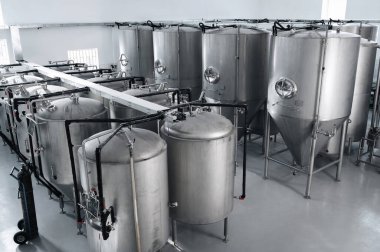 İçinde tanklar olan modern bir fabrika fabrikasının içinde.