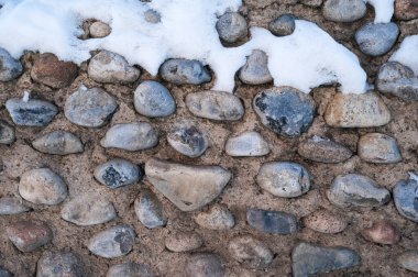 Kışın karlı beton bir duvarda kaldırım taşı dokusu