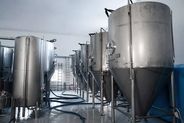 Bira fermantasyon tankları olan modern bir bira fabrikasının içinde.