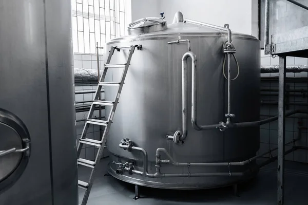 Interno Moderno Birrificio Con Vasche Fermentazione Della Birra — Foto Stock