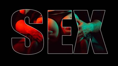 Seksi bir kadının arka planında yaratıcı bir yazı seksi. Siyah arkaplanda erotik bir kavram