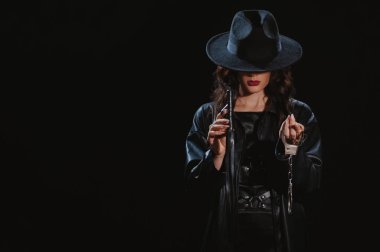 Deri kamçılı baskın kadın ve kelepçeli BDSM seksi için teslim olma ve polis tarzında hakim olma.