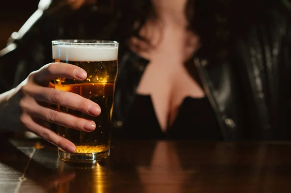 Kobieta Dużymi Piersiami Trzyma Szklankę Piwa Pianką Dłoni Barze — Zdjęcie stockowe
