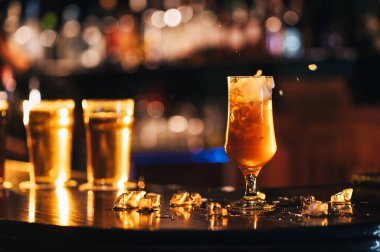 Lokantada sprey damlalarıyla barın üstünde filtresiz bira.