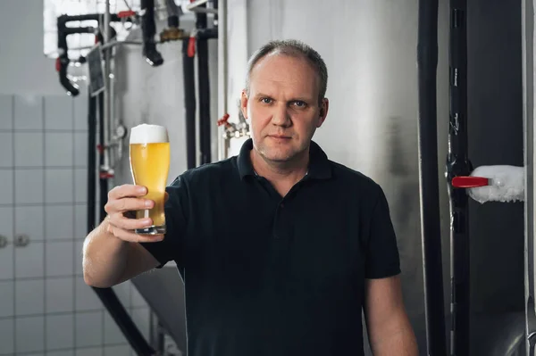 Bir Bardak Birayla Modern Bir Bira Fabrikasında Bira Üreticisi — Stok fotoğraf