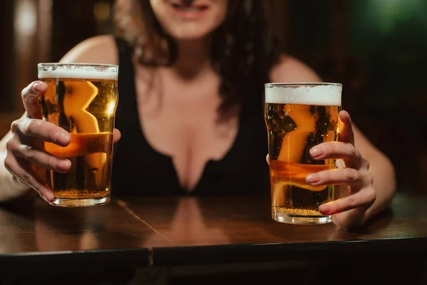Dwie Szklanki Jasnego Piwa Piankowego Rękach Kobiety Dużymi Seksownymi Piersiami — Zdjęcie stockowe