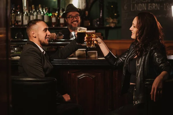 Mutlu Erkek Kadın Bardaklarını Bardaki Tezgahta Birayla Tokuştururlar — Stok fotoğraf