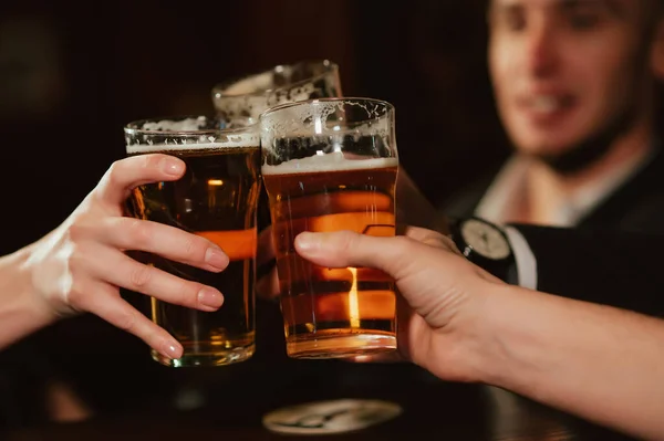 Bril Met Licht Bier Handen Van Gelukkig Klinkende Vrienden — Stockfoto