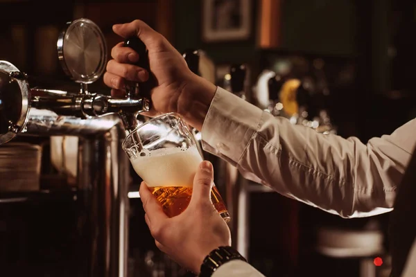 Barmenin Elleri Bardaktan Bardağa Dökülüyor Bardan Köpüklü Bira Dökülüyor — Stok fotoğraf