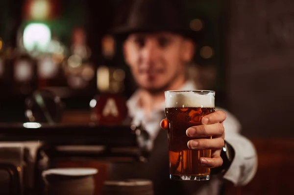 Barman Serwuje Ręku Szklankę Jasnego Piwa Pianką Przy Barze Pubie — Zdjęcie stockowe