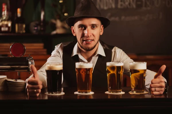 Bar Tezgahında Dört Bardak Bira Ile Mutlu Bir Barmen — Stok fotoğraf