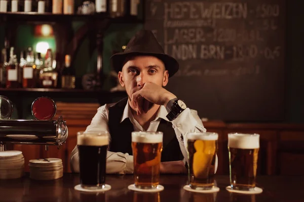 Bar Tezgahında Sakallı Bardakta Bira Bardaklı Barmen — Stok fotoğraf