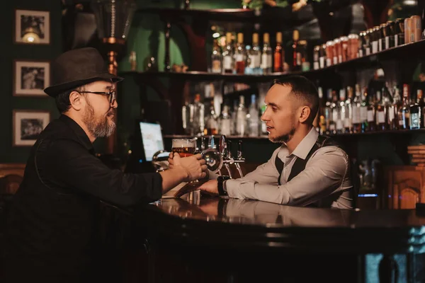 Bardaki Barmen Bardaki Bir Erkeğe Bardakta Bira Ikram Ediyor — Stok fotoğraf