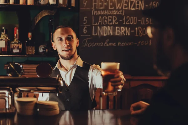 Barman Serwuje Szklankę Lekkiego Piwa Dla Mężczyzny Barze — Zdjęcie stockowe