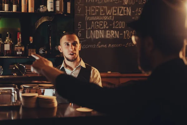 Adam Bardaki Barmenden Alkollü Içecek Sipariş Ediyor — Stok fotoğraf