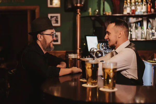 Barda Bir Barmenle Bir Bardak Birayla Sohbet Ederken Eğleniyor — Stok fotoğraf