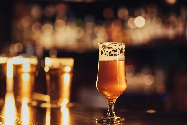 Lokantadaki Bar Tezgahında Filtresiz Bira — Stok fotoğraf