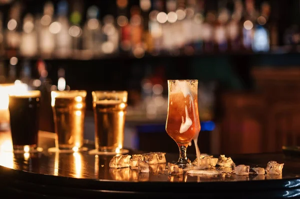 Bir Bardak Filtrelenmemiş Altın Köpüklü Bira Barın Üstünde Buz Var — Stok fotoğraf