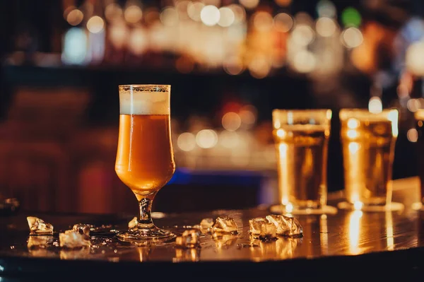 Bir Bardak Filtresiz Bira Barın Üstünde Altın Bira Restoranda Buz — Stok fotoğraf