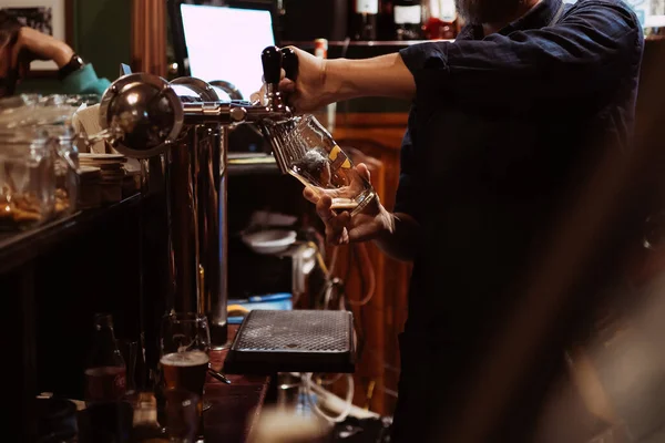 Barmen Barın Arkasındaki Bardan Koyu Bira Dolduruyor — Stok fotoğraf