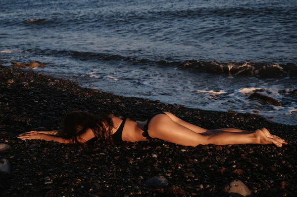 Sexy Botín Una Chica Con Cuerpo Delgado Descansando Playa Junto — Foto de Stock