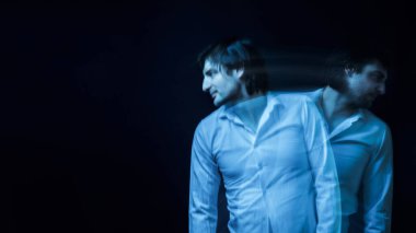 Psikopat bir adamın bulanık portresi. Geçmişinde zihinsel bozukluklar ve bozukluklar var.