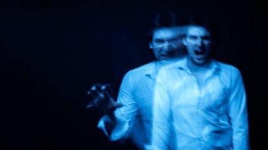 Akli dengesi bozuk ve şizofrenik hastalığı olan beyaz gömlekli bir adam.