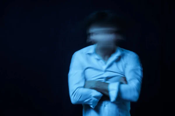 黑暗背景下穿着紧身衣的精神障碍和精神疾病患者的精神分裂症画像 — 图库照片
