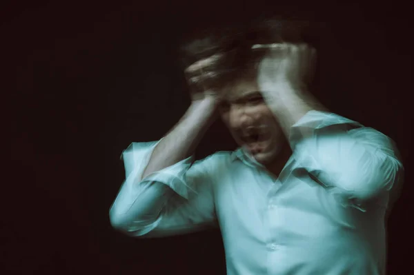 統合失調症の抽象的なぼやけた肖像 暗い背景に精神疾患や精神疾患を持つ男 — ストック写真