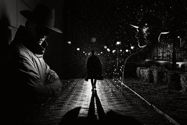 Άνθρωπος Κατάσκοπος Ντετέκτιβ Αδιάβροχο Και Καπέλο Στη Νυχτερινή Πόλη Βροχή — Φωτογραφία Αρχείου