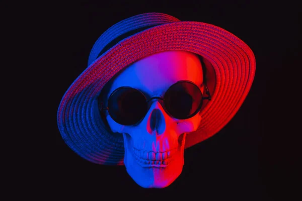 Человеческий Череп Солнцезащитных Очках Шляпе Цветным Неоновым Светом Темном Фоне — стоковое фото