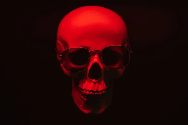 Crânio Humano Usando Óculos Sol Luz Vermelha Fundo Preto — Fotografia de Stock