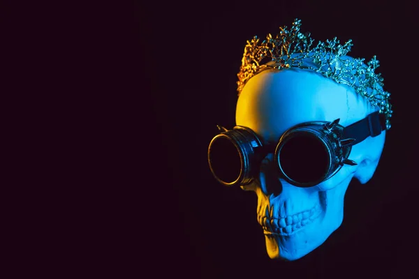 头戴皇冠的人类骷髅和黑色背景上有黄色蓝色霓虹灯的蒸汽球眼镜 — 图库照片