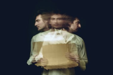 Akli dengesi bozuk ve şizofrenik hastalığı olan beyaz gömlekli bir adam.