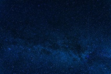 Samanyolu ve galaksileri olan mavi yıldızlı gece gökyüzü. Birçok yıldız ve takımyıldızı olan bir astrofotoğrafçılık
