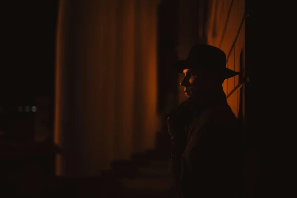 Détective Mafia Masculine Dans Chapeau Imperméable Nuit Dans Style Film — Photo