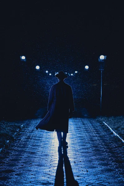 Людина Детектив Агент Капелюсі Плащі Вночі Дощовому Місті Стилі Кіно — стокове фото
