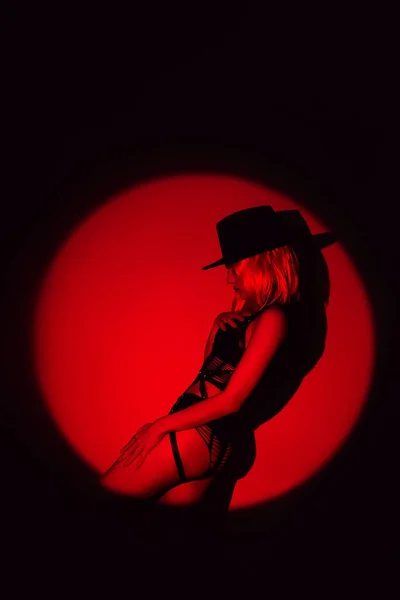 Mujer Sexy Ropa Interior Hermosa Sombrero Con Iluminación Roja Sobre — Foto de Stock