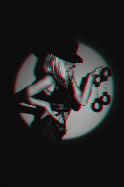穿着内衣和帽子的性感女奴手里拿着手铐 Bdsm的概念顺从的女人 黑色和白色 具有3D小故障的虚拟现实效果 — 图库照片