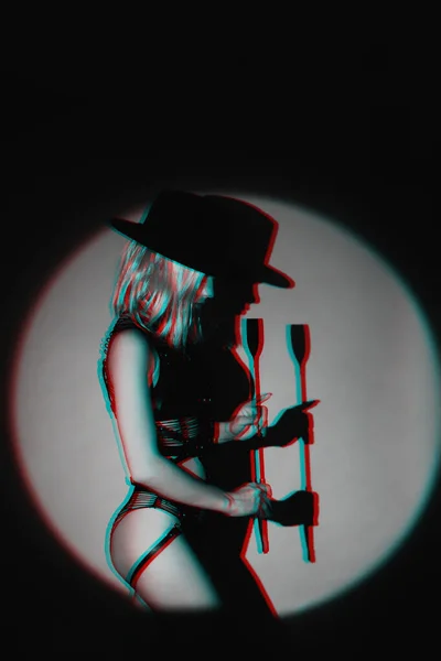 下着と帽子を手にBsmの革の鞭を持つセクシーな女性 3Dグリッチで黒と白の仮想現実効果 — ストック写真