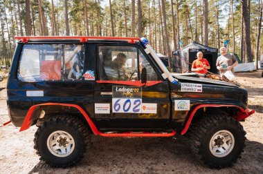 KARELİYA, RUSSIA REÜKLİK - CIRCA HAZİRAN 2022: Karelia 'da Ladoga Kupası 2022 off-road turnuvası. 4x4 SUV Toyota Land Cruiser yarış pistinin önünde duruyor.