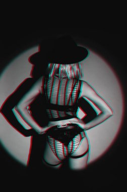 Güzel iç çamaşırlı, siyah arka planda şapkası olan seksi popolu bir kız. 3 boyutlu sanal gerçeklik efektiyle siyah ve beyaz