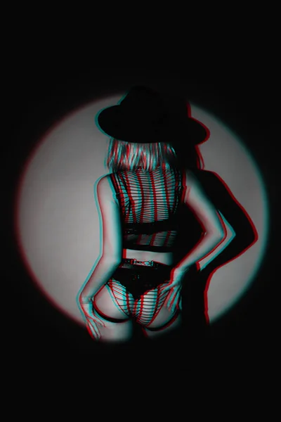 美しい下着姿のセクシーなおっぱいと黒い背景の帽子を持つ女の子 3Dグリッチで黒と白の仮想現実効果 — ストック写真