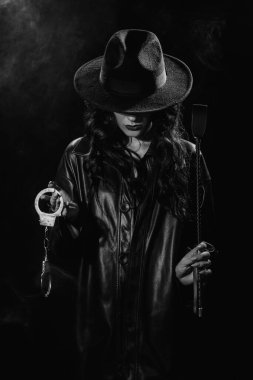 BDSM için kırbaçlayan ve kelepçe takan seksi baskın metres kız boyun eğme ve hakimiyetle seks yapıyor.