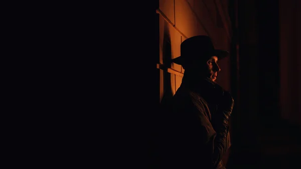 Siyah Film Tarzında Gece Vakti Şapkalı Yağmurluklu Bir Erkek Mafya — Stok fotoğraf