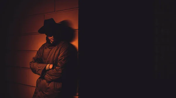 黑色风格的神秘肖像画 男性侦探在夜间拍摄 — 图库照片