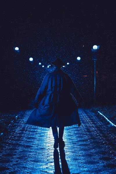 Людина Детектив Агент Капелюсі Плащі Вночі Дощовому Місті Стилі Кіно — стокове фото