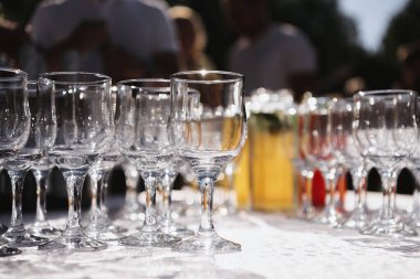 Şenlik masasında boş şarap kadehleri.