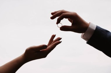 Gelinin ve damadın elleri Altın bir yüzükle düğün gününde
